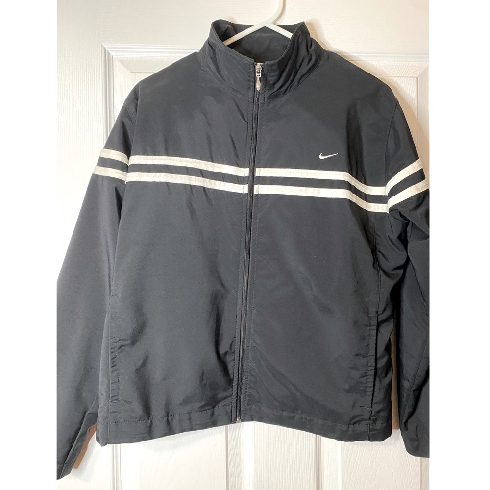 Black Size L Nike light weight jacket, fits more a M-S 💕